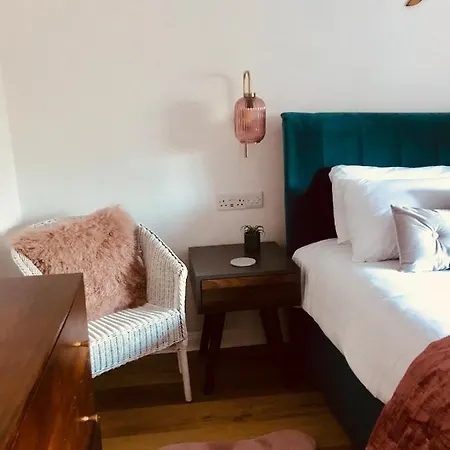 Little Wren Couples Retreat Apartment *