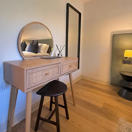 Little Wren Couples Retreat 卡特梅尔