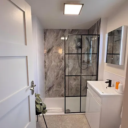 Little Wren Couples Retreat * كارتميل