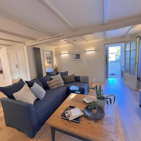 Little Wren Couples Retreat 아파트 *